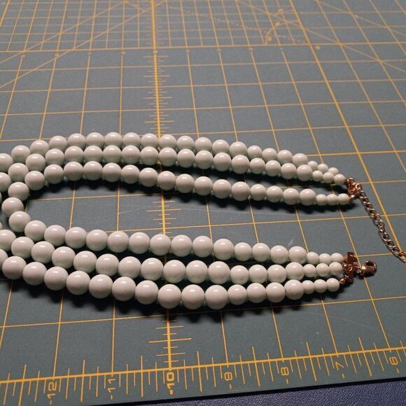 Vintage three strand mint green necklace - Picture 6 of 6